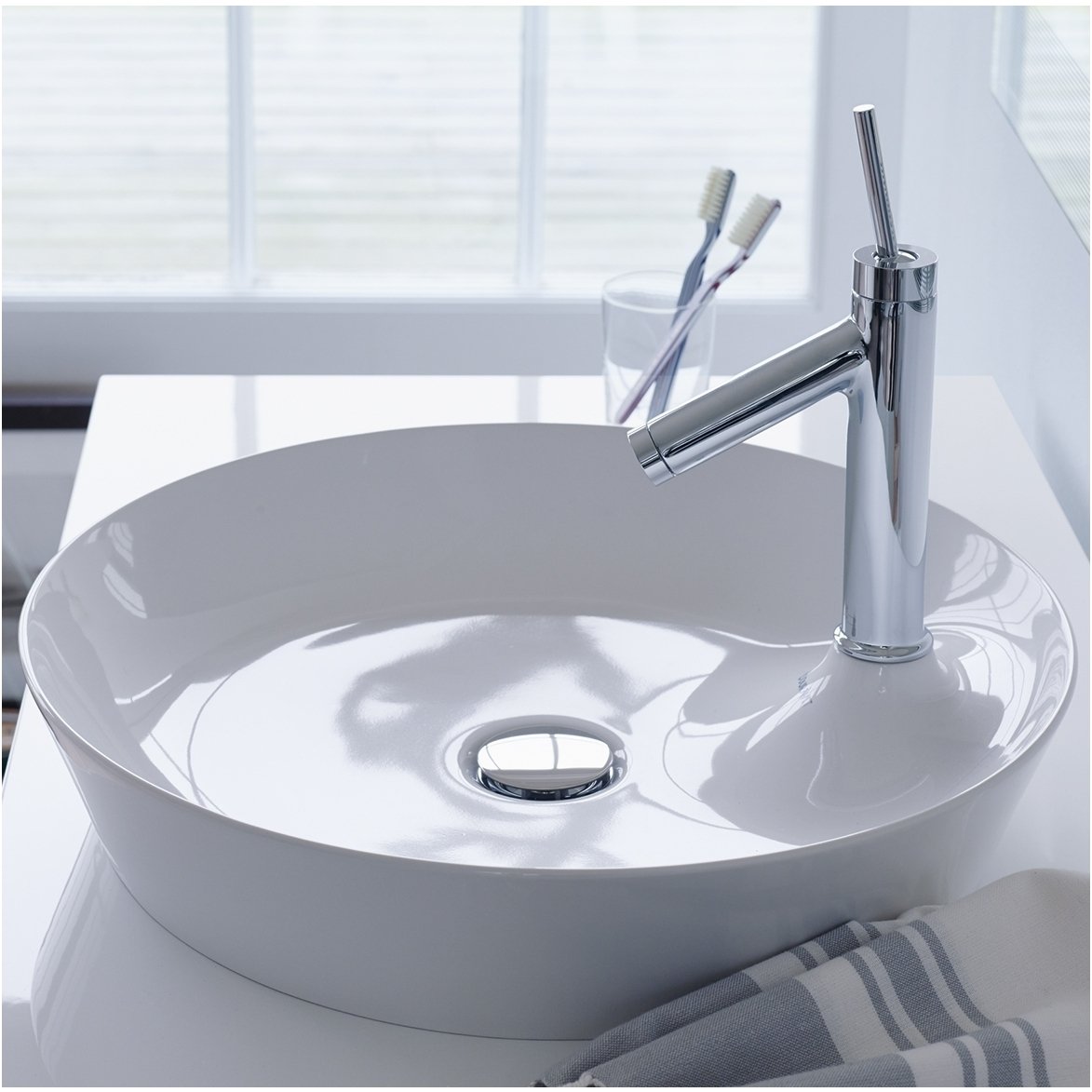 Duravit Cape Cod pastatomas ant stalviršio praustuvas su skyle maišytuvui 480x480 Duravit Cape Cod pastatomas ant stalviršio praustuvas su skyle maišytuvui 480x480