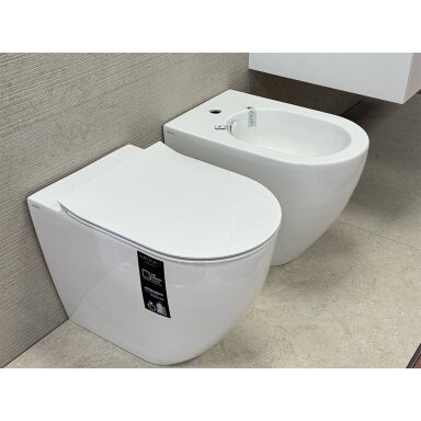 Hatria Centrica pristatomas tualetas su slim soft close dangčiu Hatria Centrica pristatomas tualetas su slim soft close dangčiu