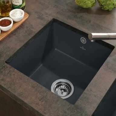 Iš apačios montuojama plautuvė Villeroy & Boch Subway 50 SU, juodos spalvos (PureBlack) Iš apačios montuojama plautuvė Villeroy & Boch Subway 50 SU, juodos spalvos (PureBlack)