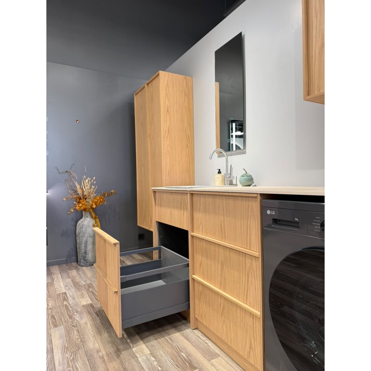 Kame Lumi ūkinė spintelė su 1 durelėmis, medinė rankena, 38 cm, bookmatch oak 3