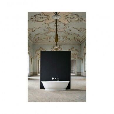 Laisvai pastatoma vonia iš kompozicinės medžiagos 'Sentec' su integruotu persipylimu ir atrama, kolekcija THE NEW CLASSIC