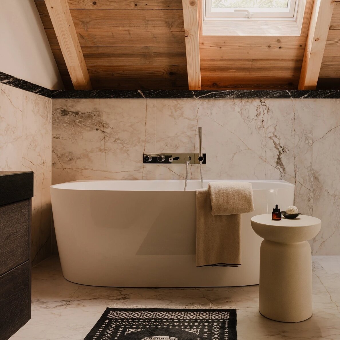 Lieto marmuro vonia Omnires Marble+ Valencia balta blizgi 158 x 77 cm 1